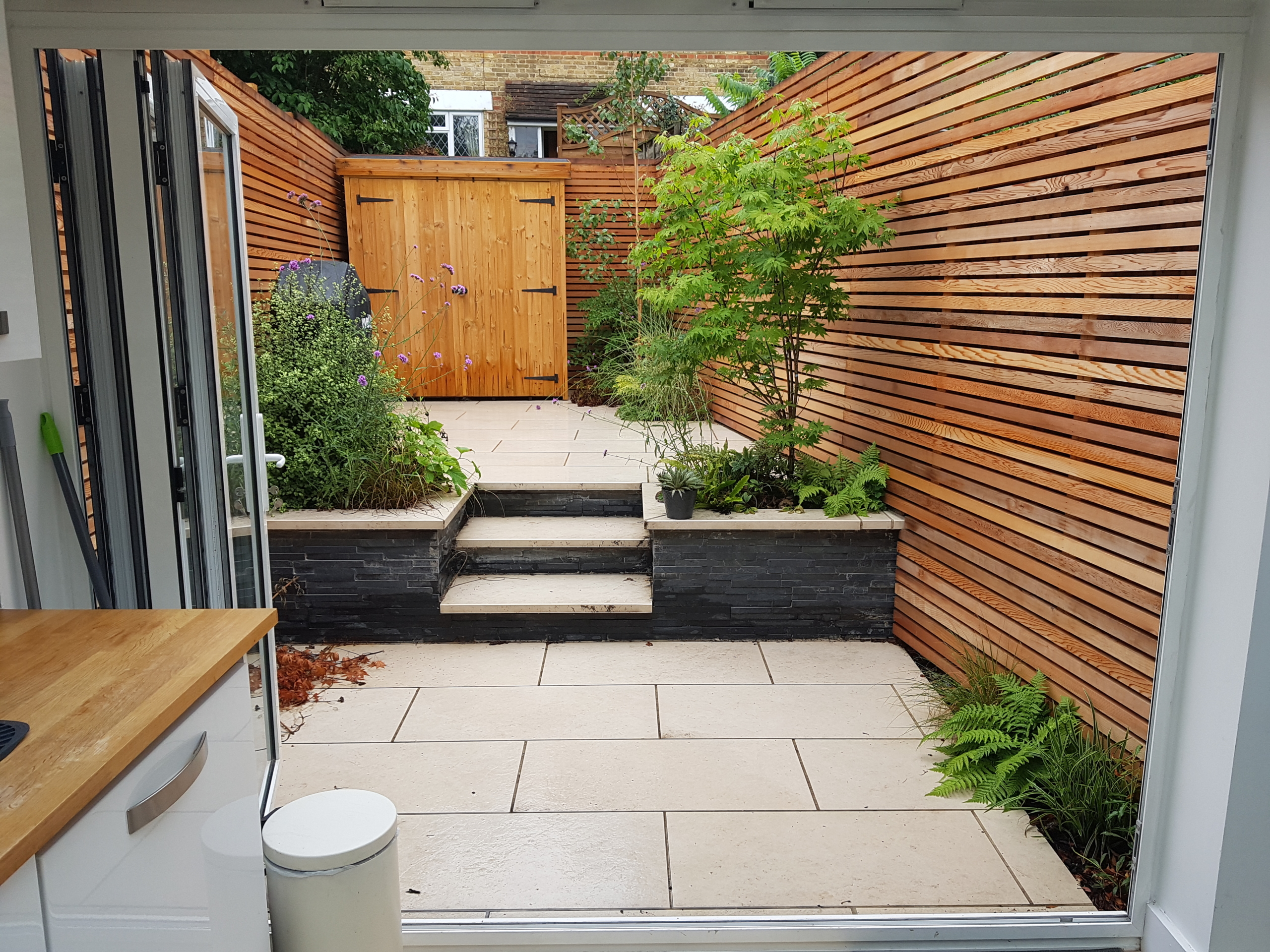 Slab Khaki Porcelain & Black Slate Clad 02